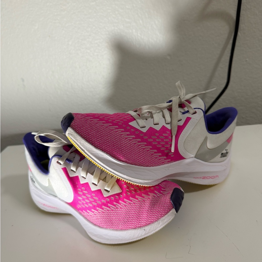 Nike Wmns Zoom Winflo 6 'White Fuchsia'
Nike / 
Sneakers / - Picture 2 of 9